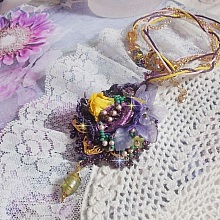 Pendentif Lady Romantique brod&eacute; avec une dentelle Violine ann&eacute;e 1950, cristaux, fleurs r&eacute;sine, perles en verre, &eacute;tamines, estampe Dor&eacute;e, rocailles et cha&icirc;ne en plaqu&eacute; Or pour une belle Lady