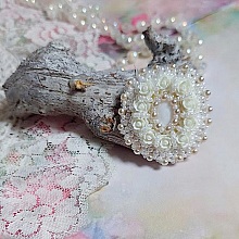 Bague Nuages Blancs brod&eacute;e avec une nacre naturel, roses r&eacute;sines, perles nacr&eacute;es, rocailles verres et bague rhodi&eacute;