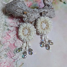 BO Nuages Blancs brod&eacute;es avec Nacre, Jade, rocailles, cuir et perles cristal Swarovski