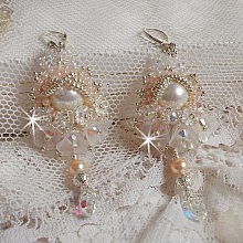 BO Bouquet d'un Jour brod&eacute;es avec des cristaux de Swarovski, des fleurs Lucites blanches, des perles rondes nacr&eacute;es et des dormeuses en argent 925/1000