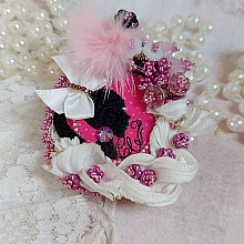 Pendentif Pink brod&eacute; avec ruban de soie, fleurs cloches en verre, rocailles, &eacute;cusson et pompons fourrure vison 