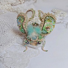 Broche Mouchon Terra Caramel brod&eacute; avec perles verres, sequins, dentelle et perles cristal Swarovski.