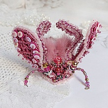 Broche Scarab&eacute;e Peony Pink brod&eacute;e avec rocailles, perles Cristal Swarovski, dentelle, perles verres, broche laiton