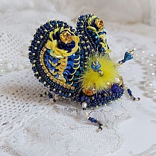 Broche Cara Royal Soleil, brod&eacute;e avec perles d&rsquo;eau douce, sequins, verre, strass et cristaux de swarovski