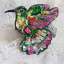 Broche Colibri Hibiscus brod&eacute;e avec sequins, perles verres et perles Cristal Swarovski