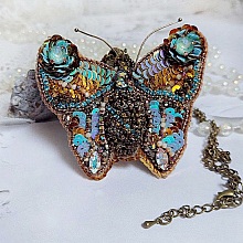 Pendentif Papillon Sauvage Ombr&eacute; brod&eacute; avec rocailles, sequins, strass et perles Cristal Swarovski