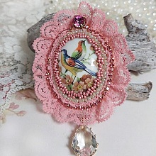 Broche Amour d&rsquo;oiseaux brod&eacute;e avec cabochon porcelaine de limoge, perle cristal, dentelle et pendentif cristal de verre