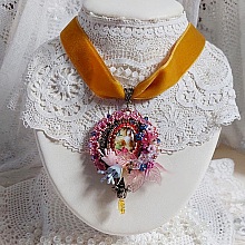 Pendentif Belle Classe brod&eacute; avec ruban, cabochon verre, strass, &eacute;tamines et perles cristal Swarovski