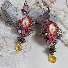 BO Belle classe mont&eacute;es avec estampes m&eacute;tal, cabochons verres, fleurs porcelaines et perles Cristal Swarovski.