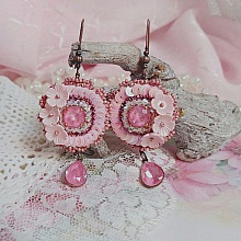 BO Dahlia brod&eacute;es avec sequins, fleurs acryliques, rocailles verres et perles Cristal Swarovski