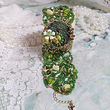 Bracelet Espoir brod&eacute; avec rocailles, rondes facett&eacute;es, clochettes, bourgeons et perles Cristal Swarovski