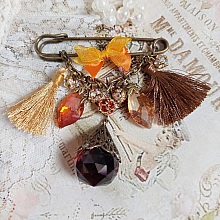 Broche M&eacute;line des Bois &eacute;pingle cr&eacute;&eacute;e avec rondes strass, pompons, gouttes verre, cha&icirc;ne et boule de boh&egrave;me en verre
