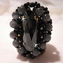 Bague Noire Liberty avec un cabochon en cristal de Swarovski
