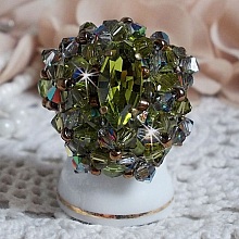 Bague Olivine avec des Cristaux de Swarovski et des perles de boh&ecirc;me