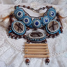 Collier Plaston Haute-Couture Typie Blue - Danse avec les Loups avec des perles semi-pr&eacute;cieuses et des perles diverses