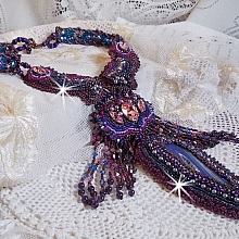 Collier Esm&eacute;ralda brod&eacute; avec une belle agate