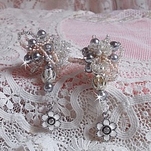 BO fa&ccedil;on Coco avec des perles rondes nacr&eacute;es grises en Cristal de Swarovski, des breloques &eacute;maill&eacute;es noires et grises et des crochets d'oreilles en argent 925/1000