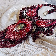 Plastron Cardinal brod&eacute; de rouge et noir avec un Jaspe rouge, des perles en onyx et des cristaux de Swarovski