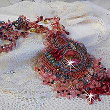 Collier Fleur de Chine brod&eacute; avec des perles de Swarovski, perles artisanales et autres