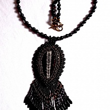 Collier pendentif Lisbonne brod&eacute; avec de magnifiques perles en onyx noir