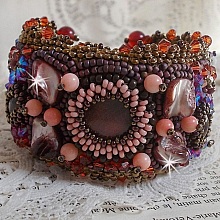 Bracelet Topaz manchette brod&eacute; avec un disque en Acajou nacr&eacute;, de l'Am&eacute;thyste, du Corail Rose Light, des Cristaux de Swarovski et des rocailles