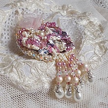 Broche Fleur d'Et&eacute; Haute-Couture brod&eacute;e avec des Cristaux de Swarovski, une estampe filigran&eacute;e, un ruban et une broche &agrave; l'arri&egrave;re en argent 925/1000