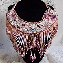 Plastron Rose Eternelle brod&eacute; avec des pierres semi-pr&eacute;cieuse et pleins de perles diverses de qualit&eacute;