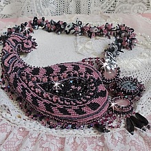 Plastrron Ville d'un Soir Noir et Rose, un reflet de lumi&egrave;re brod&eacute; avec des Quartz et des Cristaux de Swarovski