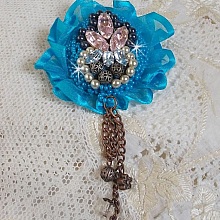 Broche Belle Epoque Haute-Couture est brod&eacute;e avec des Cristaux de Swarovski, des perles rondes nacr&eacute;es, des breloques, un ruban et des rocailles