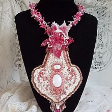 Plastron Lys Rose brod&eacute; avec une pierre de gemme l'Howlite blanc, rocailles, dentelle et perles diverses fa&ccedil;on Haute-Couture