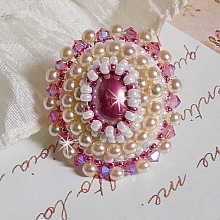 Bague Valmont Victorienne avec un cabochon en r&eacute;sine et des perles nacr&eacute;es
