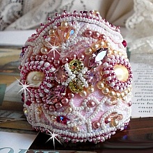 Bracelet Haute-Couture Valmont avec une dentelle ivoire tr&egrave;s ancienne et des cristaux