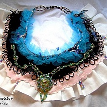 Collier plastron Ville du Soir en Carousel brod&eacute; avec des Cristaux de Swarovski