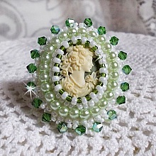 Bague S&eacute;duction Charme cr&eacute;e avec un cabochon d'un style Victorien d'une femme aux cheveux boucl&eacute;es avec des roses