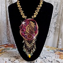Collier Laetitia Forever brod&eacute;e avec un ruban de soie Bordeaux/Marron et Purple, un disque en nacre, des perles rondes nacr&eacute;es, des gouttes et des rocailles