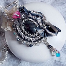 Collier R&ecirc;ves d'un Soir cr&eacute;e avec un ruban de Soie Gris et Blanc; des fleurs Lucite, des cristaux et des Rocailles 
