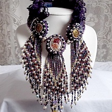 Collier plastron Les Merveilles D'Antan, inspiration belle &eacute;poque avec une dentelle violette et de tr&egrave;s belles perles brod&eacute; fa&ccedil;on Haute-Couture.