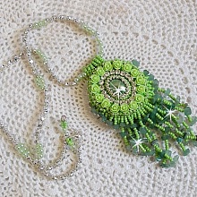 Collier Passion cr&eacute;e avec des chips aventurine, des roses en r&eacute;sine avec un cabochon et des rocailles.
