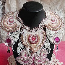 Collier plastron Madame de Pompadour, le plaisir des yeux brod&eacute; avec des perles de qualit&eacute; fa&ccedil;on Haute-Couture