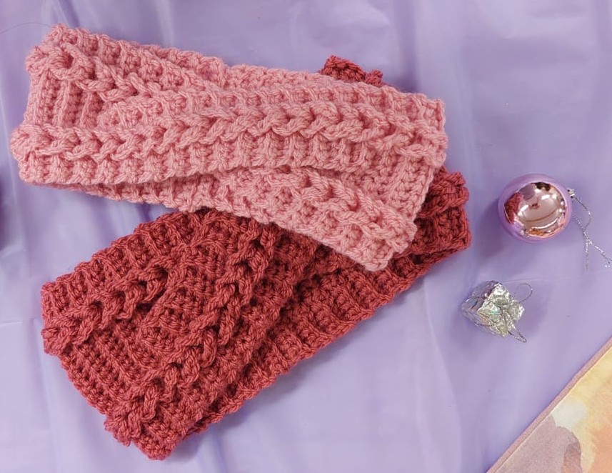 Bandeaux d'hiver en laine rose crochetés à la main.