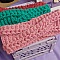 Bandeaux d'hiver en laine rose crochetés à la main.