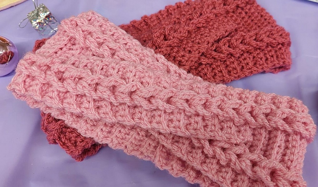 Bandeaux d'hiver en laine rose crochetés à la main.