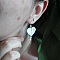 Boucles d'oreilles cœurs en crochet avec perles colorées.