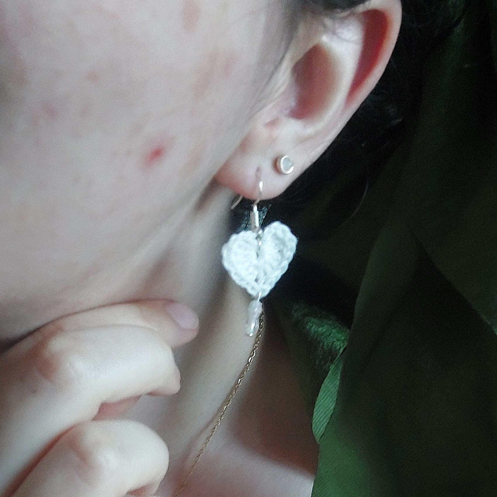 Boucles d'oreilles cœurs en crochet avec perles colorées.