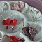 Boucles d'oreilles cœurs en crochet avec perles colorées.