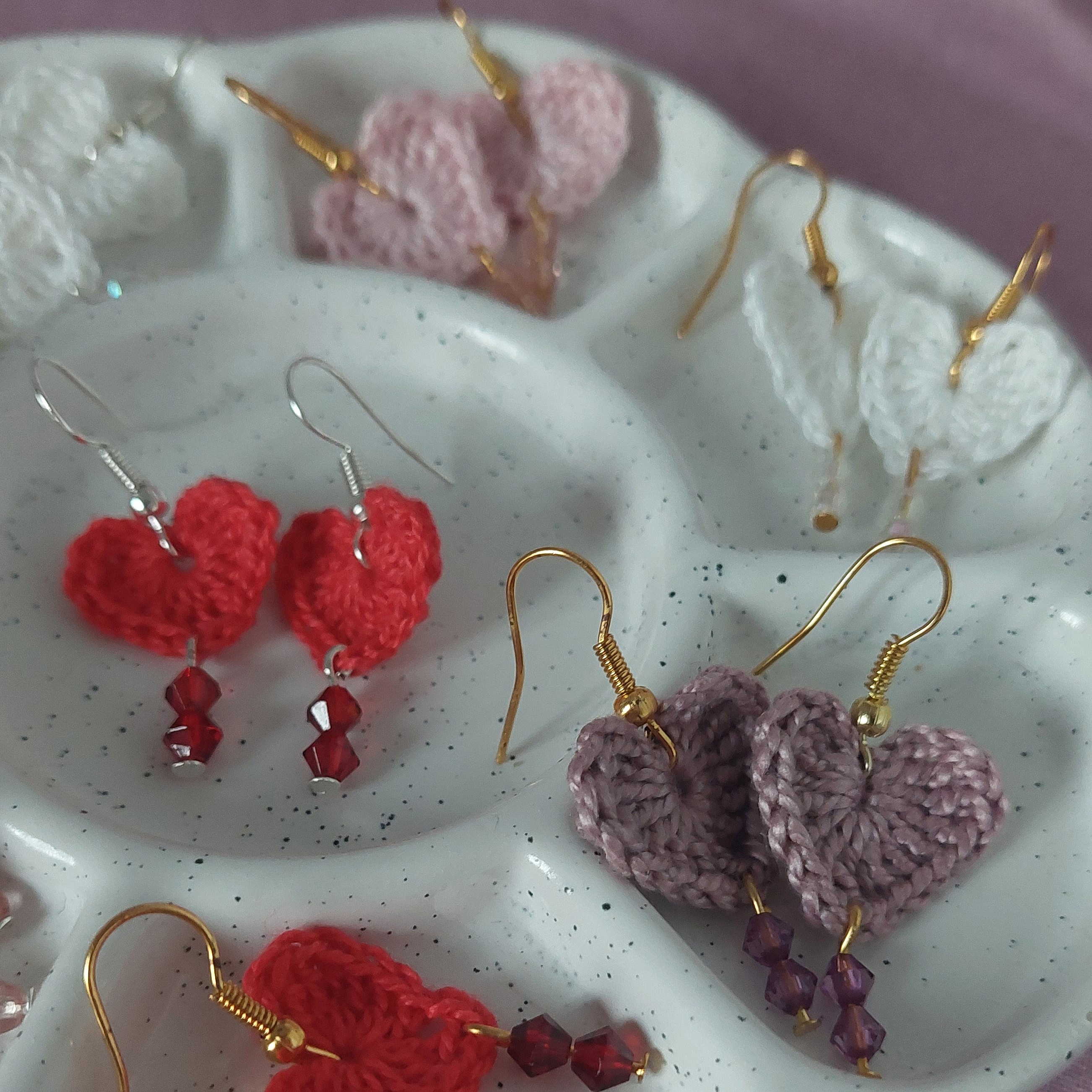 Boucles d'oreilles cœurs en crochet avec perles colorées.