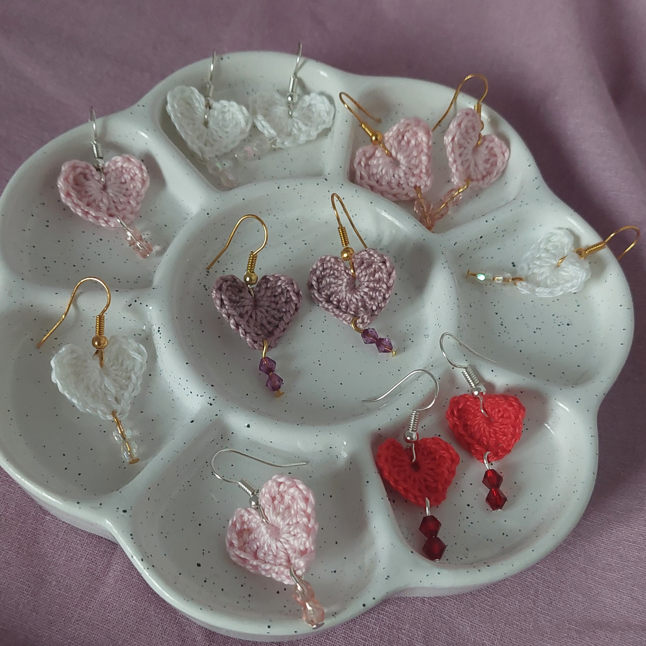 Boucles d'oreilles cœurs au crochet avec perles colorées.