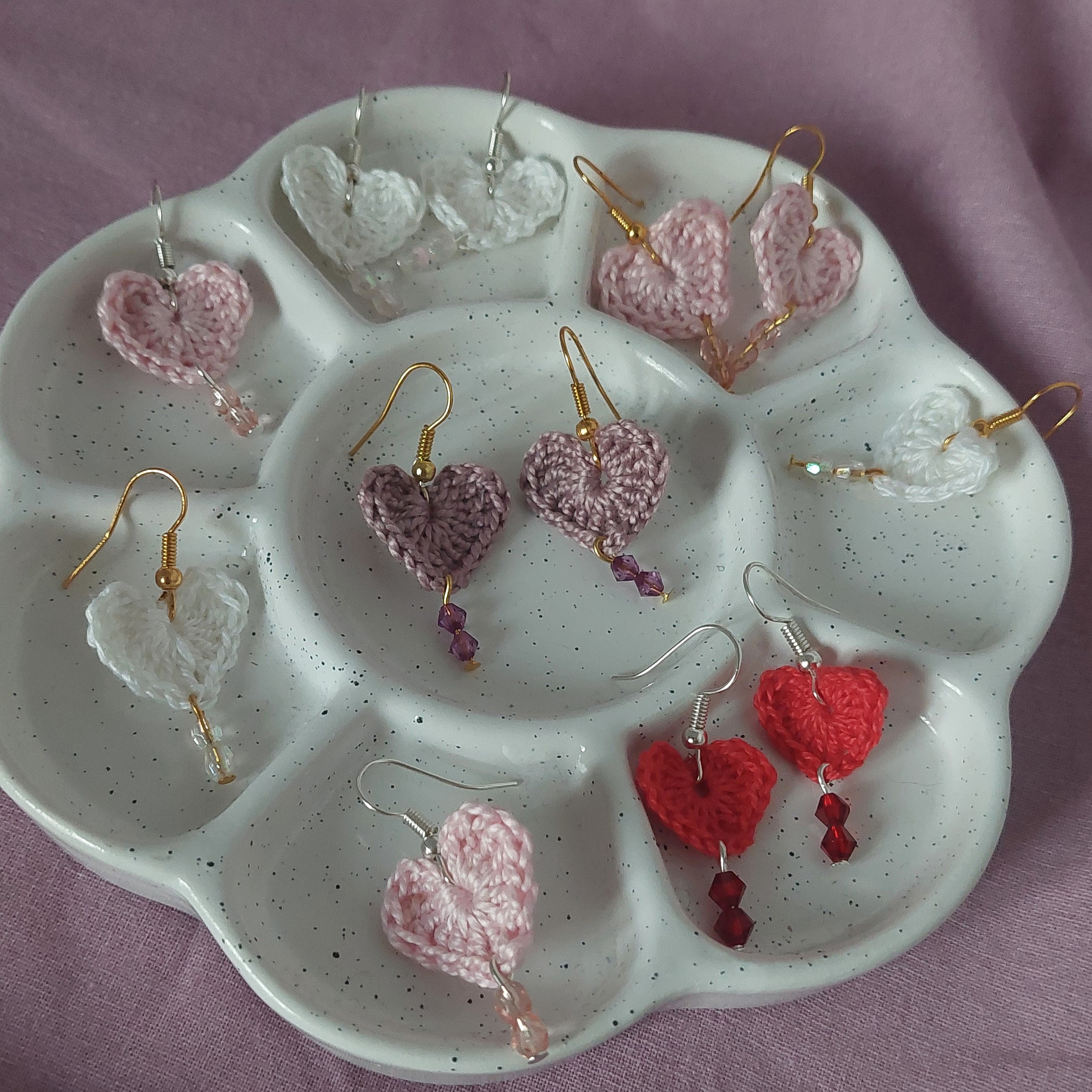 Boucles d'oreilles cœurs au crochet avec perles colorées.
