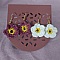 Boucles d'oreilles en forme de fleurs réalisées au crochet.