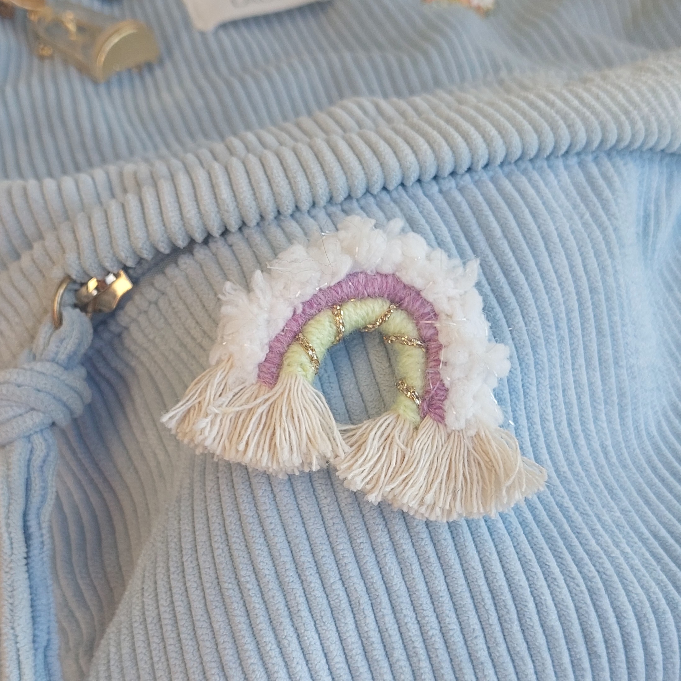 Broche Macram&eacute; Arc-en-ciel
